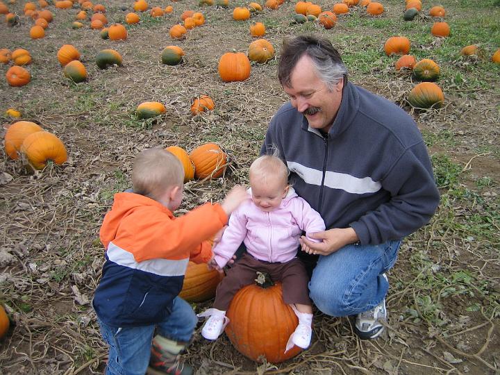 IMG_3382.JPG - Hunter, Natalie and Pop-pop in the pumpkin patch