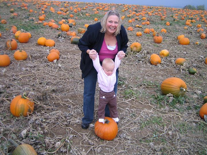 IMG_3393.JPG - Watch me stand on a pumpkin!