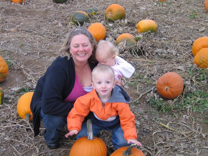 IMG_3395.JPG - Dawn, Natalie and Hunter with their favorite pumpkins