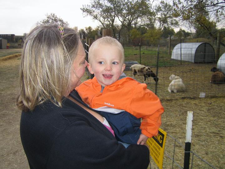 IMG_3409.JPG - Grandma and Hunter looking at the animals