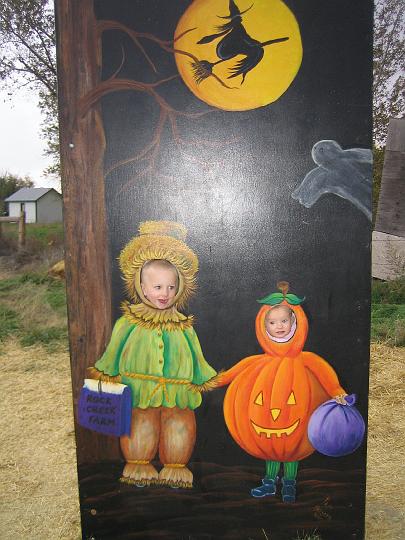 IMG_3414.JPG - Hunter and Natalie posing for Halloween