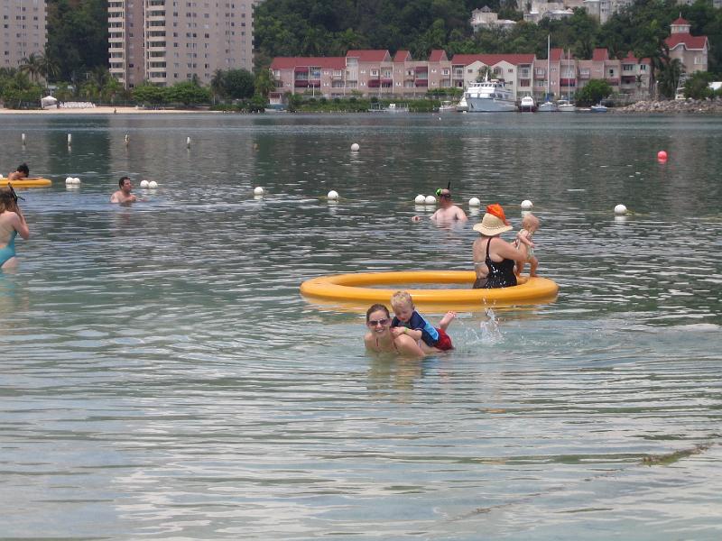 IMG_3129.JPG - Shannon and Hunter swim in the ocean while Dawn and Natalie play on one of the big floaty ring things, Justin snorkles behind and Kelli gets her snorkel on (far left)