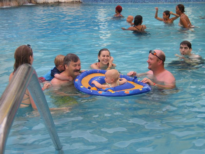 IMG_3134.JPG - Shannon, Hunter, Mike, Shannon, Natalie, Justin and Pat playing in the pool