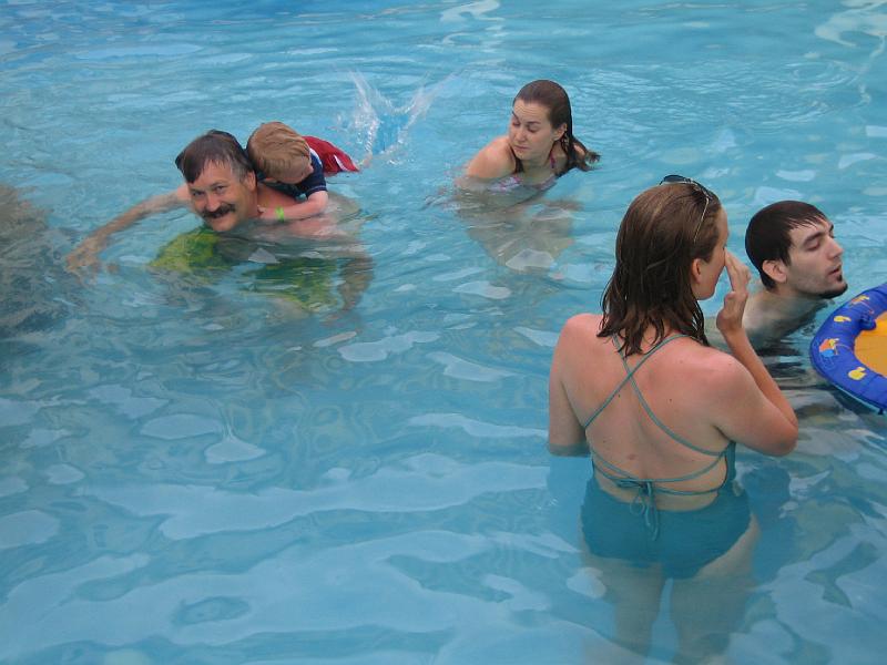 IMG_3136.JPG - Mike, Hunter, Shannon, Kelli and Pat swimming