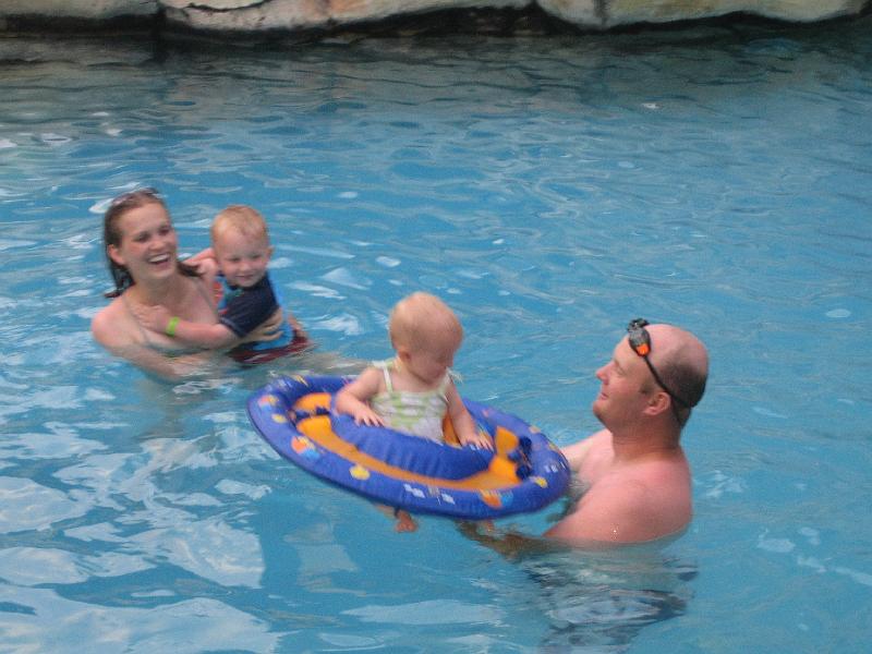 IMG_3148.JPG - Kelli, Hunter, Natalie and Justin, the whole Walker family unit swimming around