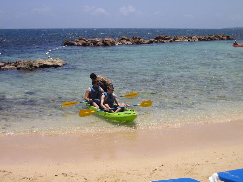 IMG_3190.JPG - Quinn and Pat in a glass bottom kayak