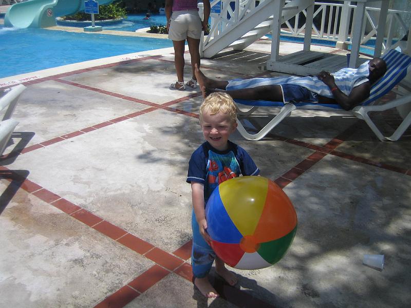 IMG_3211.JPG - Hunter and his beach ball