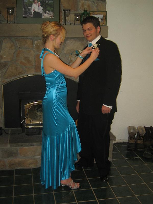 IMG_2948.JPG - pinning on the boutonniere